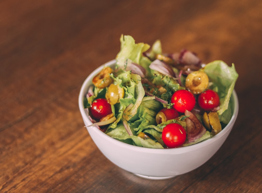 Farbenfrohe Salate und leichte Gemüsegerichte